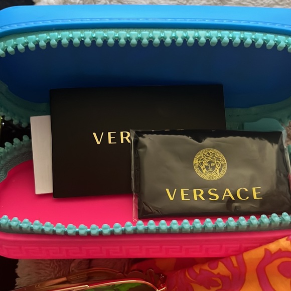 Super cute Versace Aviator sunglasses with rubber case NWOT - Picture 14 of 14